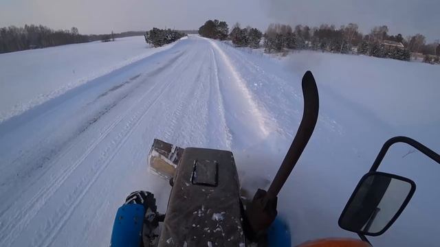 После снегопада резко пришли морозы.  МТЗ-82.1. Чистим дороги. смотреть онлайн