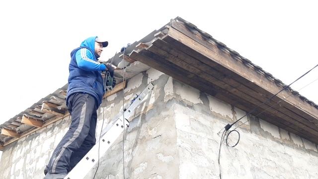 Подшиваем откосы/свесы крыши! смотреть онлайн