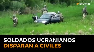 Captan a soldados ucranianos disparando a muerte contra un automóvil civil