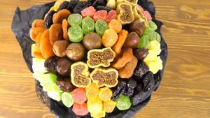 Букет из сухофруктов в шляпной коробке