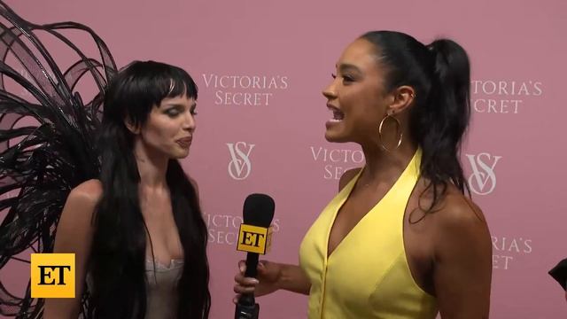 Julia Fox Reacts to HATERS Over NYFW Looks (Exclusive) смотреть онлайн