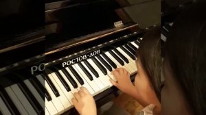 Играет на пианино "из бабушкиных воспоминаний"