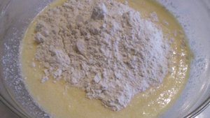 Бисквитный пирог с ягодами