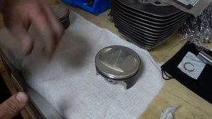 Установка поршня в цилиндр. Разводка замков поршневых колец в Харлей Дэвидсон Road King