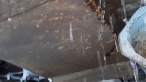 Сливаю воду из системы отопления плацкартного вагона.