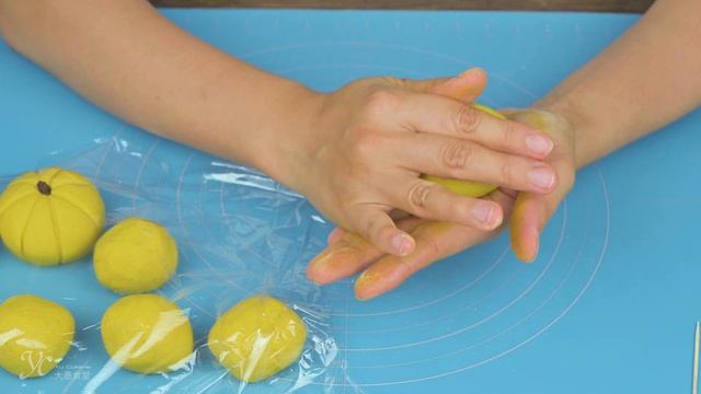 Halloween Pumpkin Mochi with four flavour white bean paste filling смотреть онлайн