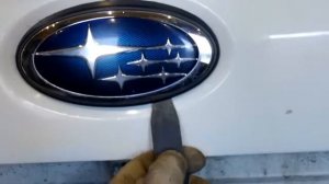 субару самбар снятие передней эмблемы