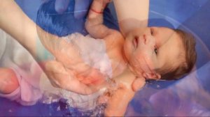 КУПАНИЕ НОВОРОЖДЕННОГО РЕБЕНКА | Первое купание новорожденного малыша после родов