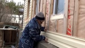 1. Сайдинг.  Облицовка стен старенького сельского домика.