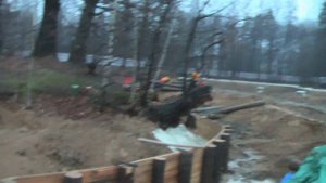 Берега  пруда  укрепляют  сваями и досками  из лиственницы