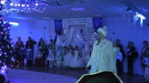 Новогодний хоровод пусть всем счастье принесёт!