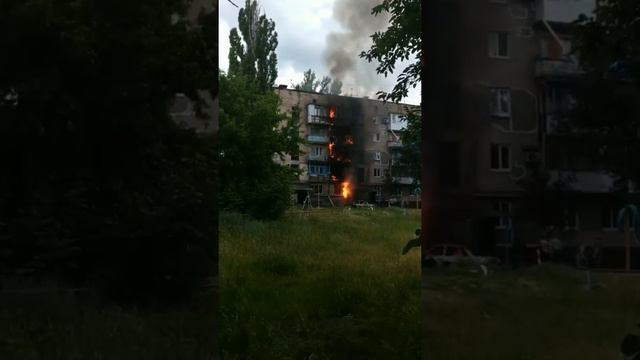 Прилет снаряда в пятиэтажку в Донецке