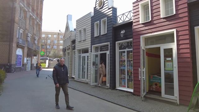 Киев, Печерск. Сколько сейчас стоит жилье в центре города - старый жилой фонд.  Дом с крыльями