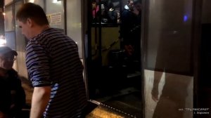 Водитель автобуса 90 маршрута помогает человеку с ограниченными возможностями в Воронеже