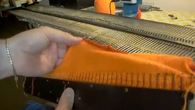 Весенняя шапочка на вязальной машине Нева-5 смотреть онлайн