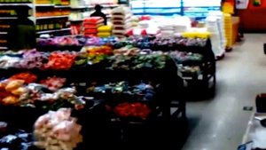 прогулка по магазину в Фуюане, Китай.