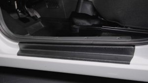 Установка накладок на пороги в проем дверей ArtForm для LADA Granta