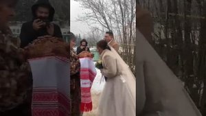 Молодые приехали в дом родителей - встречают караваем ...