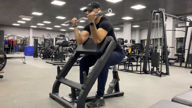 Сгибание рук на бицепс со штангой в скамье Скотта смотреть онлайн