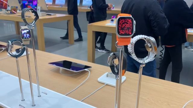 iPhone, MacBook, Apple Watch @US смотреть онлайн