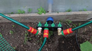 Полуавтоматическая система полива в теплице.