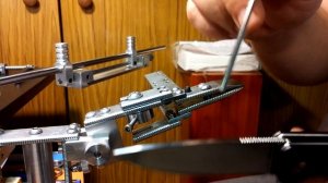 Точилка Десептикон - позиционирование и закрепление клинка; установка угла заточки.