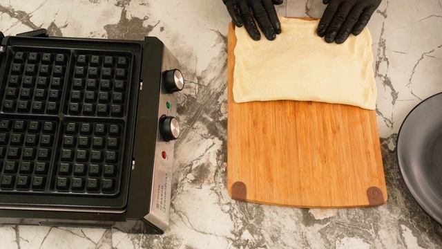 Обед в итальянском стиле – Пицца "Кальцоне" с сырокопченой колбасой, оливками и моццареллой смотреть онлайн