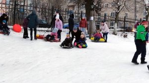 Святик и Даша  Катание на горке в Павловском Посаде