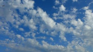 Футаж Небо и Облака. Футаж Белые Облака Плывут по Синему Небу. Видеофутажи. Футажи для видеомонтажа
