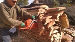 Бензопила Husqvarna 372ХР и Stihl MS230 распил дров/ Husqvarna 372XP vs Stihl MS230 cutting firewoo