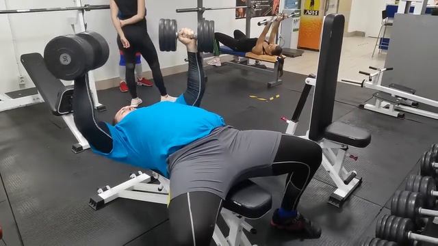 Разводка гантелей с паузой смотреть онлайн