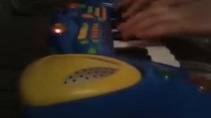 Игра на детском синтезаторе:)