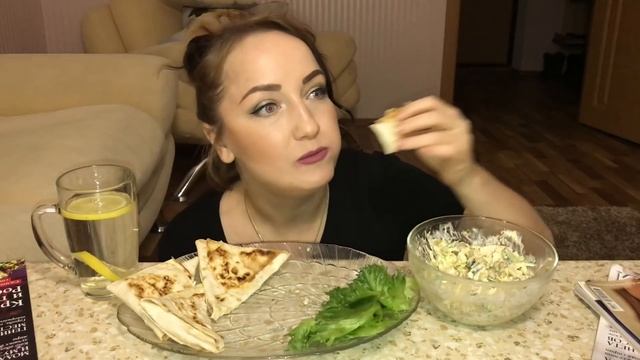 MUKBANG / не ASMR / Ленивые хачапури из лаваша и салат / Мистическая история и НЛО