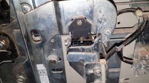 Эвакуировали людей и сломали лифт