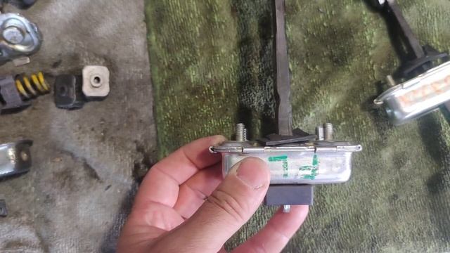 Замена ограничителей дверей, новые против Б/У. #ssangyong #авто смотреть онлайн