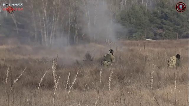 Мотострелки  Отважных отрабатывают спешивание с техники и развертывание в боевые порядки