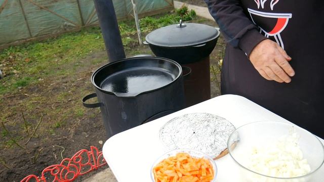 Куриный СУП с домашней ЛАПШОЙ и ПОТРОХАМИ в КАЗАНЕ смотреть онлайн