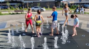 Вероника купается на фонтане!