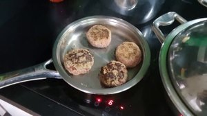 Жарим котлеты без капли масла, в панировке и без не Zepter посуде.