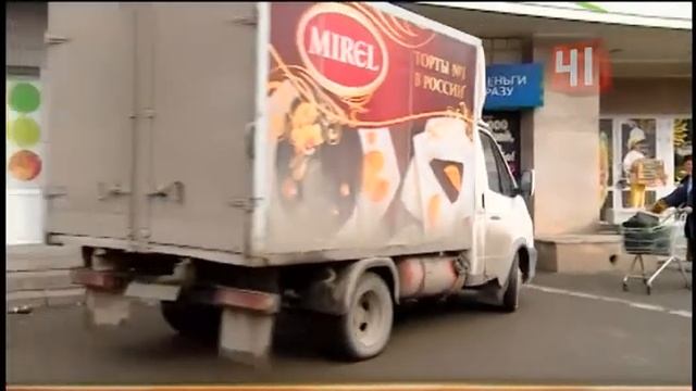 Грузовики разгружаются во дворе смотреть онлайн