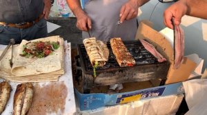 Приготовление рыбы в лаваше или Балык экмек. Лучшая уличная еда в Стамбуле.