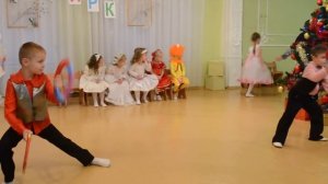 Выступление жонглеров Новогодний утренник в детском саду