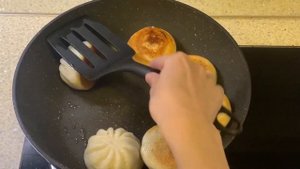 Приготовление баоцзы на сковороде