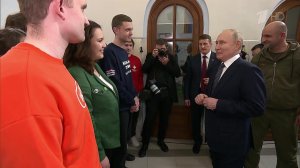 Владимир Путин приехал в свой избирательный штаб и провел встречу с волонтерами и сопредседателями