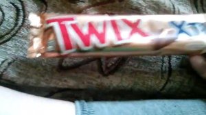 Как съесть Twix XTRA
