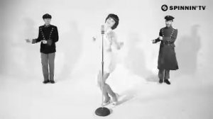 Наш сосед играет на кларнете и трубе