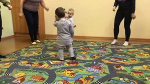 Динозавр и детки танцуют буги вуги