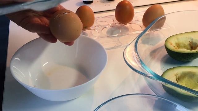 ЯЙЦА запеченные в АВОКАДО | ПП завтрак, полезный и красивый смотреть онлайн