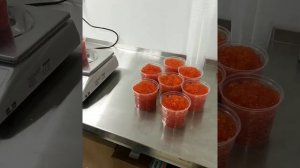Фасовка икры на нашем производстве в Краснодаре