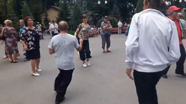 Провожал ты меня из тенистого сада!!!💃🌹Танцы в парке Горького!!!💃🌹Харьков 2021 смотреть онлайн